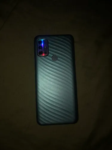 Um moto g20 está quebrado só a película tá novo 64 gb