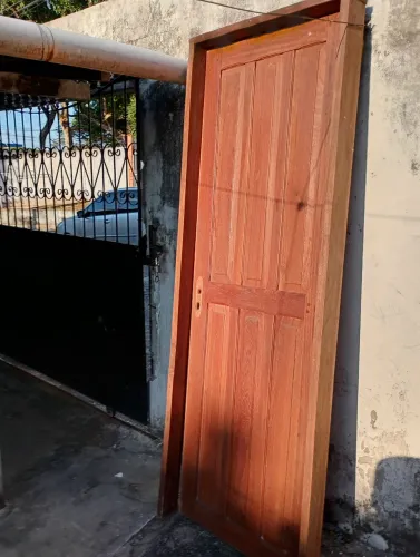 Vendo portas de madeira com aduelas