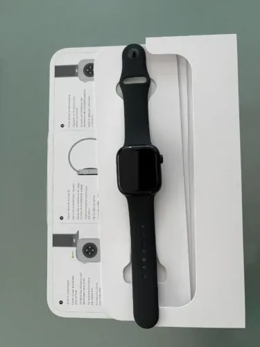 Apple Watch Series 10 GPS - Caixa de alumínio preto brilhante (42 mm) - Pulseira esportiva