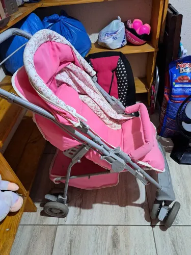 Carrinho de bebê rosa