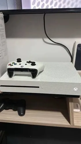Xbox One conservado com controle - pronto pra jogar