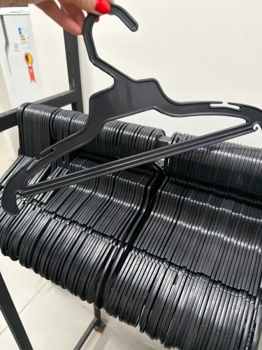 Cabides para lojas - plástico preto excelente 