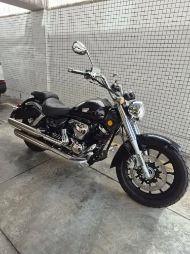 Moto Nova. Apenas 242km. Confortável e ronco lindo. Acompanha capacete novo.