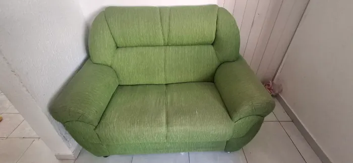 Sofá verde de 2 lugares