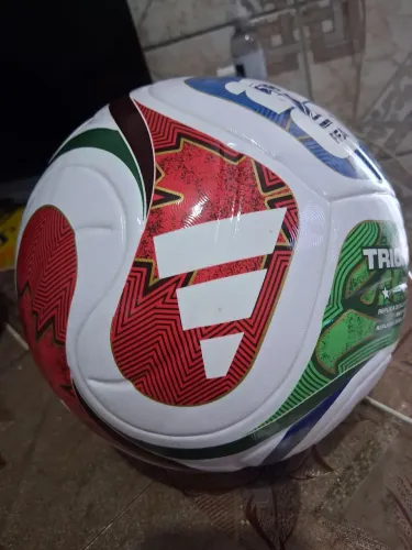Bola da copa Adidas trionda