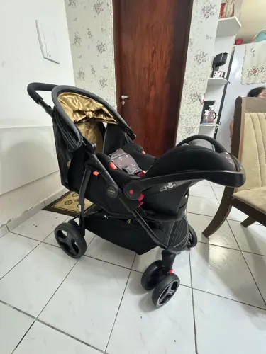 Carrinho de bebê com bebê conforto ( 2 em 1). Até 15 kg