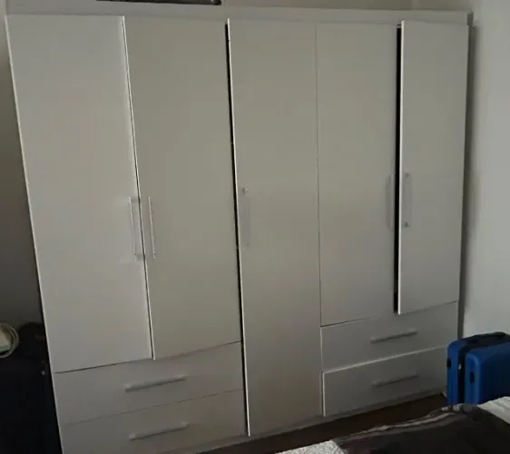 Guarda-roupa branco grande e espaçoso - retirada urgente