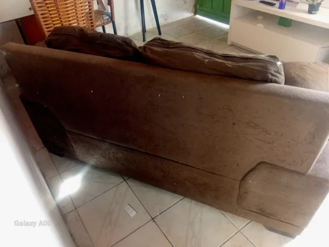 Vendo um sofá em ótimo estado sem nenhum rasgo  ,só marca de uso ! 