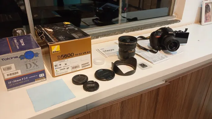 Vendo Câmera d5600 Nikon e lente Tokina 11-16mm