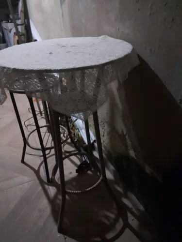 Vendo conjunto de mesa e 2 bancos com rescosto altos pra varanda