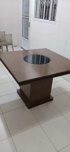 Mesa de madeira com tampo giratório