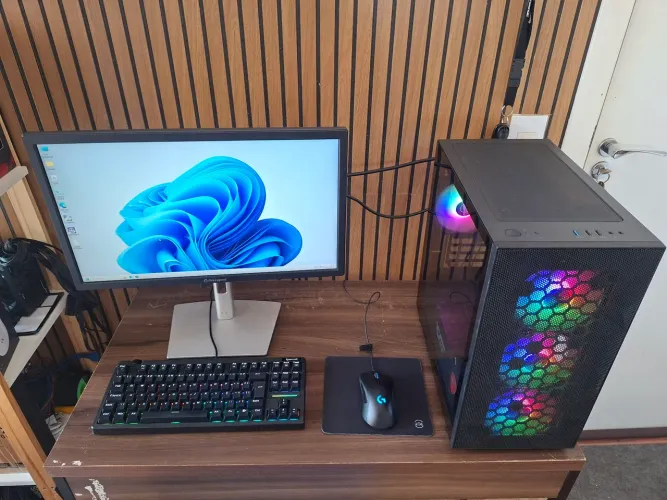 Pc Gamer Ryzen 7 8700G | 16GB | 780M | 144hz