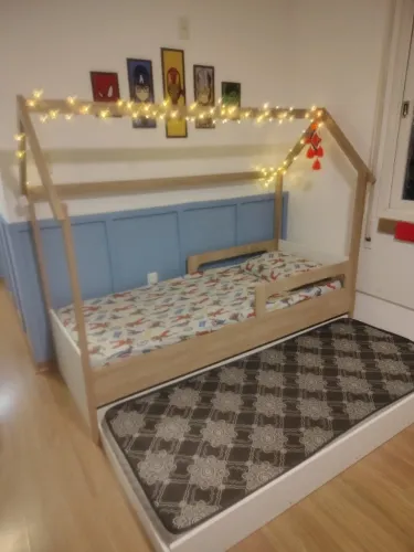 Cama montessoriana com auxiliar