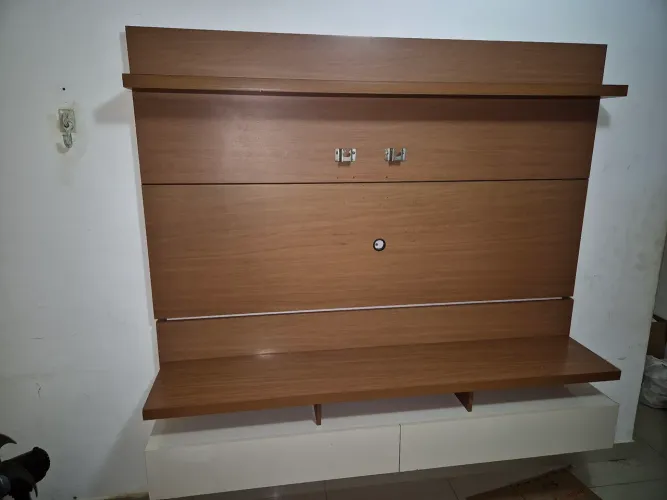 Painel grande para TV com rack suspenso e prateleiras
