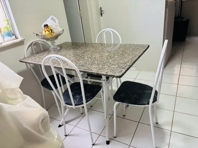 Vende-se mesa de mármore com 4 cadeira 700,00