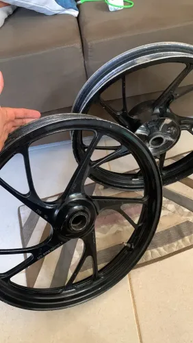 PAR DE RODAS PÉ DE GALINHA ORIGINAL HONDA (APENAS DETALHES DE PINTURA)