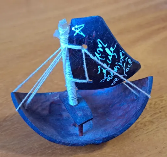 MINIATURA DE BARCO ARTESANAL / SOUVENIR DE PRAIA