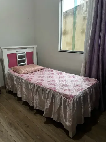 Cama de solteiro(com colchão)+espelho de brinde