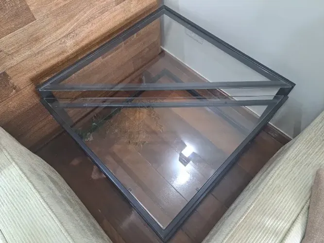 02 Mesas Laterais/Centro Triangulares - estrutura metálicas-tampo em vidro -65x65x86 cm