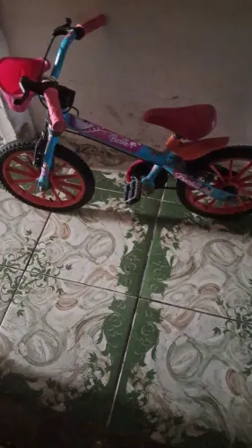 Vamos fazer uma criança feliz andando de bicicleta