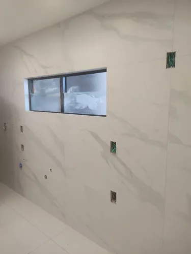 Pedreiro de acabamento disponível