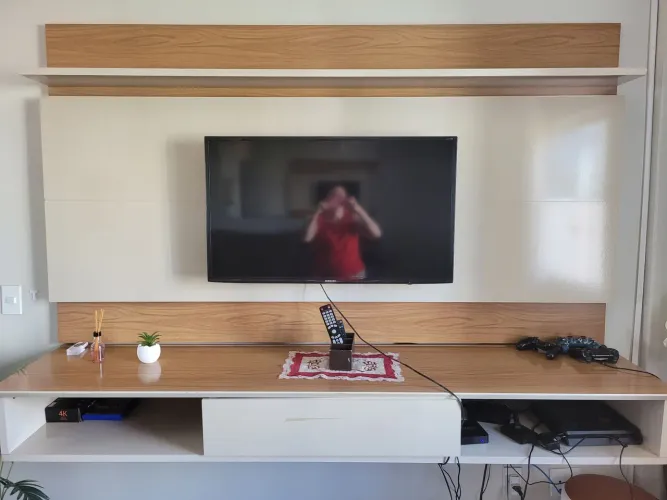 Painel com rack suspenso
