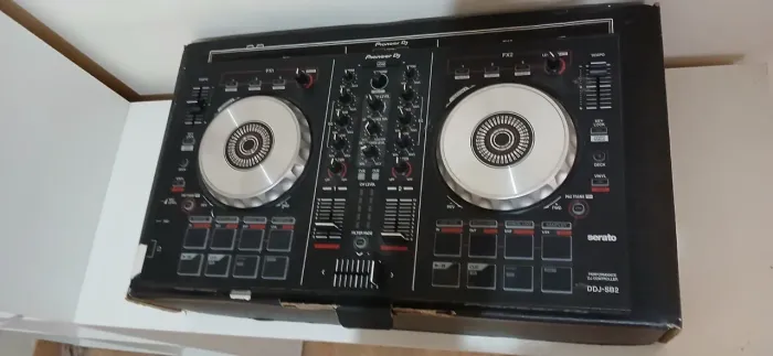 Vende se uma controladora de DJ