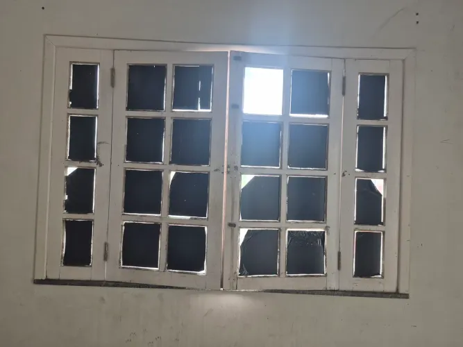 Vendo Janela de madeira