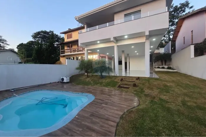 Casa Moderna c/ Piscina e 3 suites + quarto/escritorio em Atibaia, Aluguel!