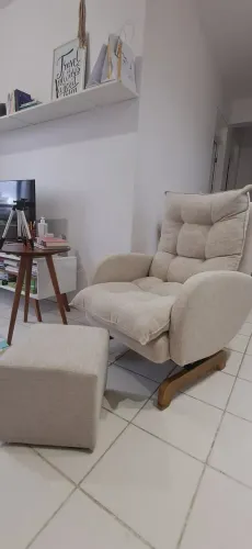 Poltrona de amamentação com balanço e apoio de pés
