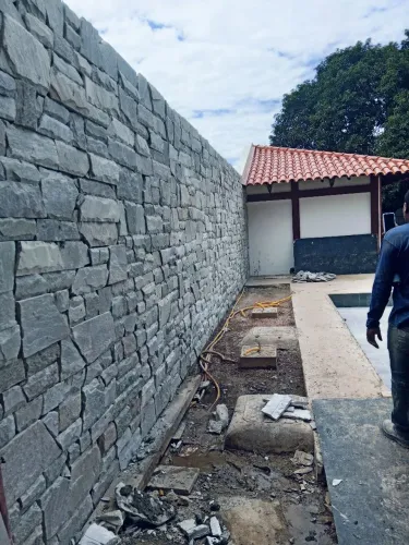 trabalhamos com revestimentos de porcelanato e pedras naturais