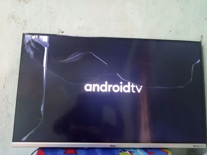 Vendo uma tv smart a tela quebrada.