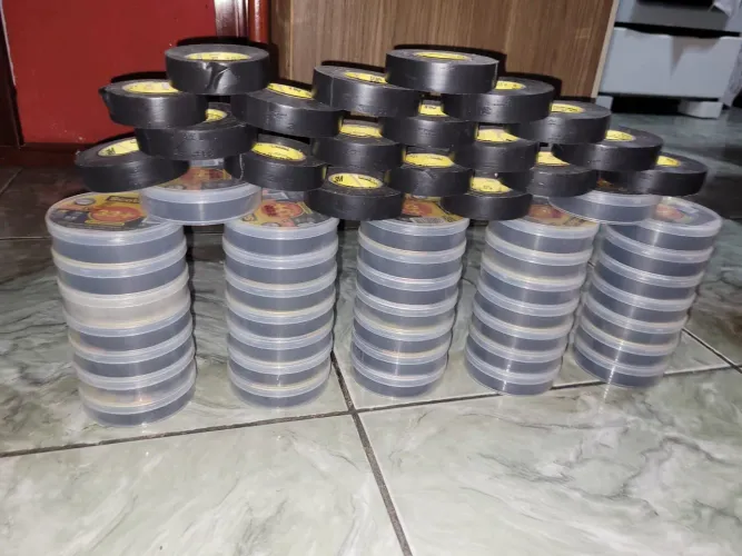 37 FITA ISOLANTE SCHOLT NA CAIXINHA+ 19 FITA ISOLANTE SCHOLT SEMI NOVA TOTAL DE 56 FITAS