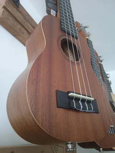 Ukulele soprano acústico