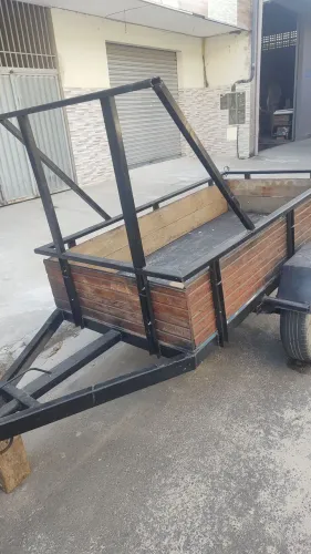Vendo está carretinha pronta pra trabalhar medidas 2 10cm por 102cm leia a descrição.