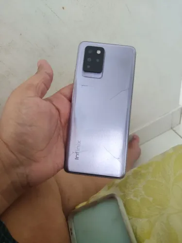 Celular usado, infinix note 10 pro. Apenas com a tela quebrada, mas tudo funcionando.