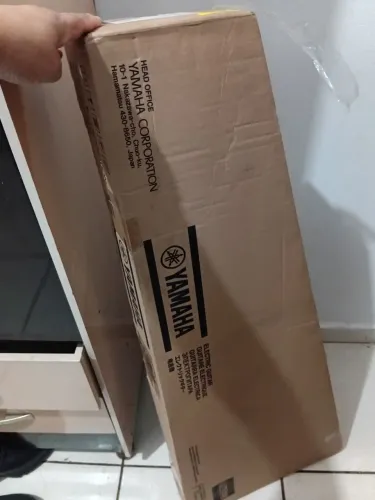 Guitarra nova Yamaha na cx. Chama no watts *