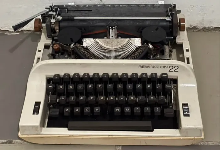 Antiga Máquina De Escrever Remington 22