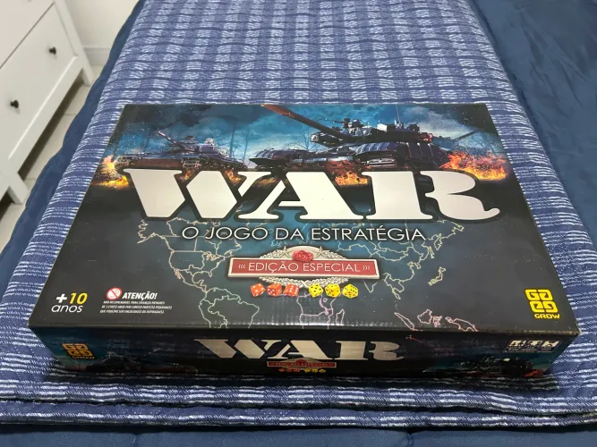 Jogo WAR sem uso bem protegido.