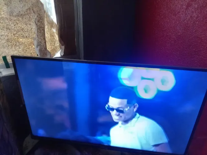 Vendo uma televisão 32 polegadas smart da marca aiwa apenas 3 meses de uso nova