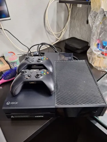 Xbox one 500GB - 2 controles (com defeito no analógico) + jogos