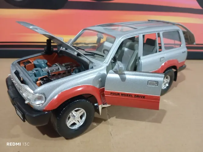 Top Miniatura Toyota Land Cruiser VX Limited - Road Tought - escala 1/18