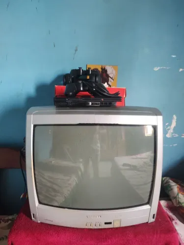 Tv Toshiba,mas um Playstation 2 com dois controles vindo também com mas de 10 jogos