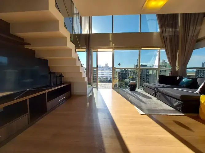 Lindo Loft à Venda, Centro de Florianópolis, Mobiliado, 80m2 Privativos