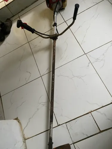 Roçadeira Toyama 63 cilindradas 