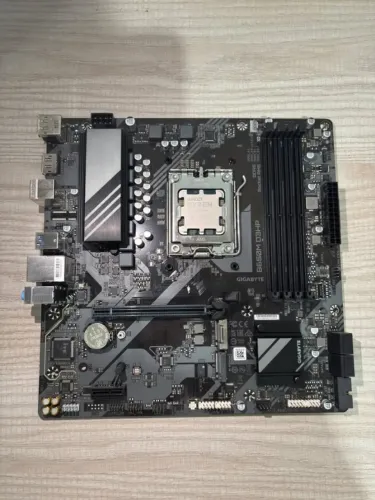 Kit AM5 Ryzen 5 7500F + B650M D3HP DDR5 sem RAM