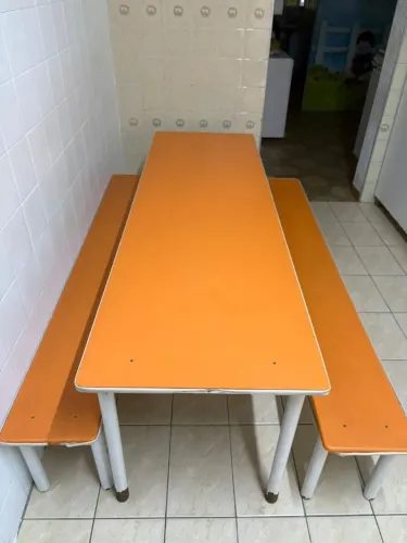 Mesa infantil com banco