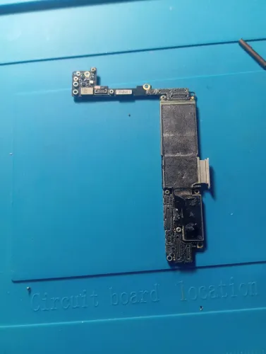Placa de iPhone 8 plus desbloqueada, com defeito