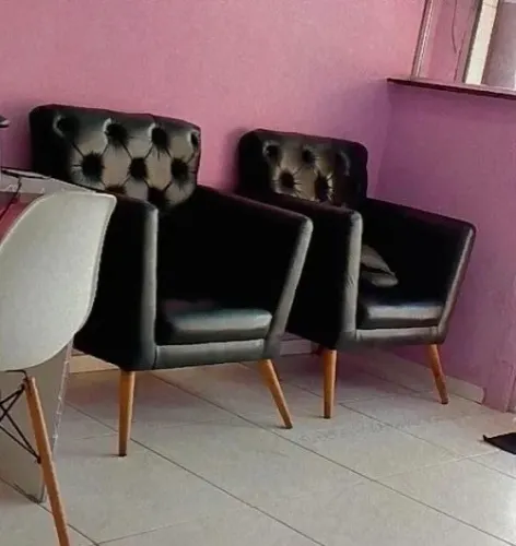 VENDO 2 POLTRONAS ? Elegantes e confortáveis ? Cor preta com pés de madeira