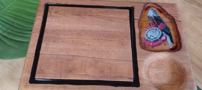 Tábua de churrasco rústica com detalhes em resina 